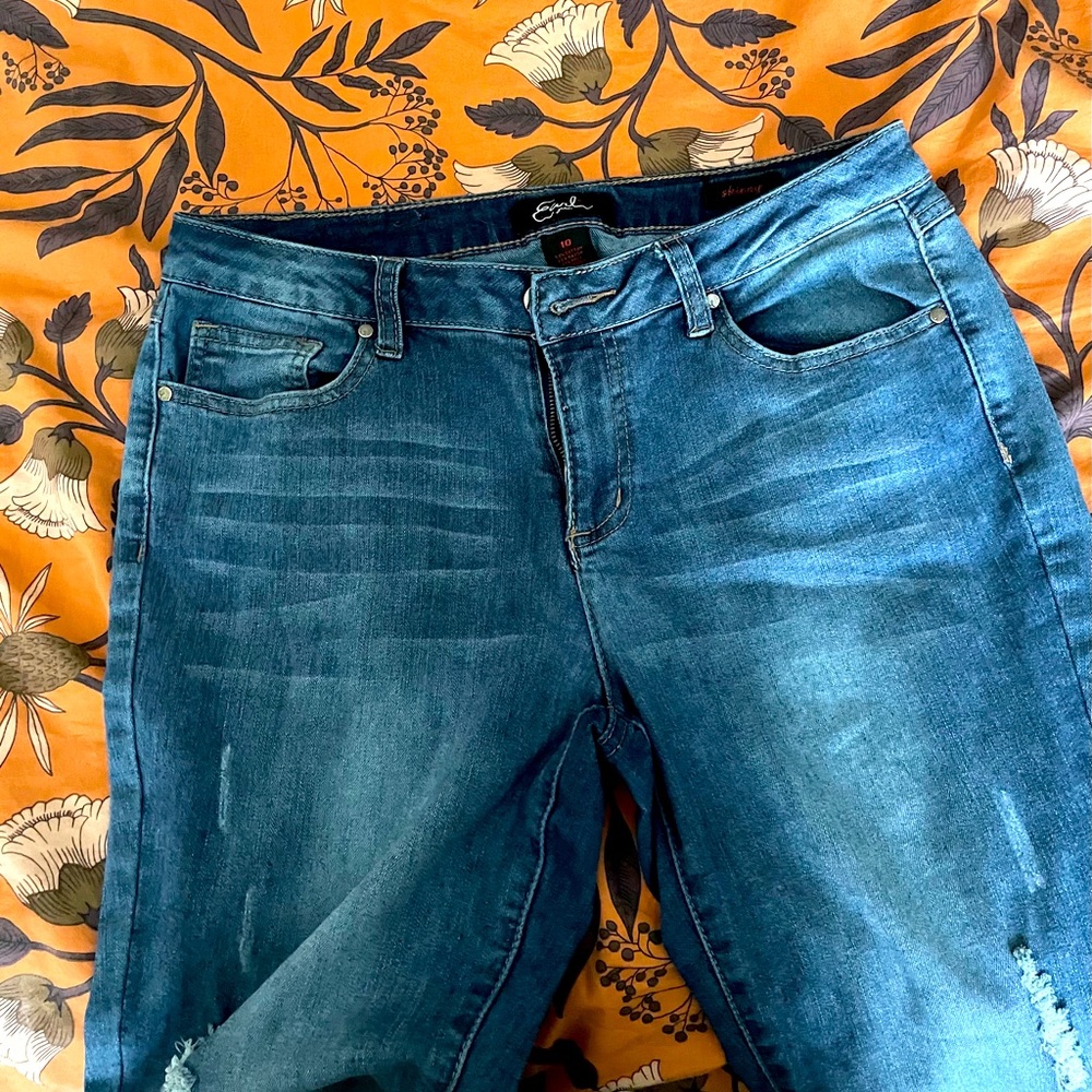 Earl size 10 lightly distressed skinny jeans